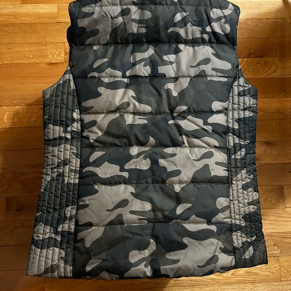 Women’s Camouflage Puffy Vest Size-Small - new without tags - Picture 2 of 3